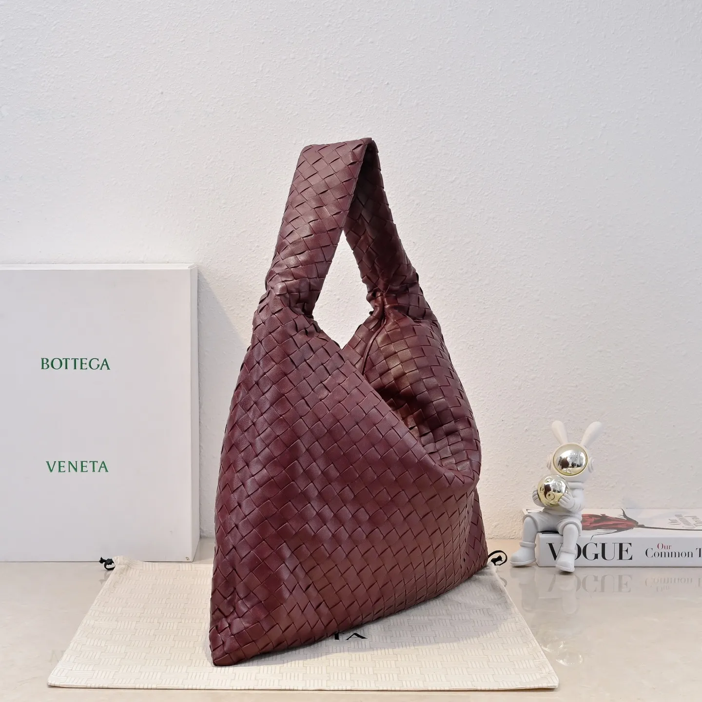 Batch 2160 #Bv Yangjin large size HOP cowhide, the bag body and handles are made of a whole piece of woven leather. The bag body is soft and lazy. Hop symbolizes the praise of innovation and eternal craftsmanship [love]. The pyramid silhouette combines practicality and fashion. Modern and casual, the bag mouth is double-sided closed design, more convenient and safe! Made of soft cowhide and full of texture, this is a must-have for fashionable ladies who like minimalism, comfort and casualness! Model: 3970 Dimensions: 54x24x13